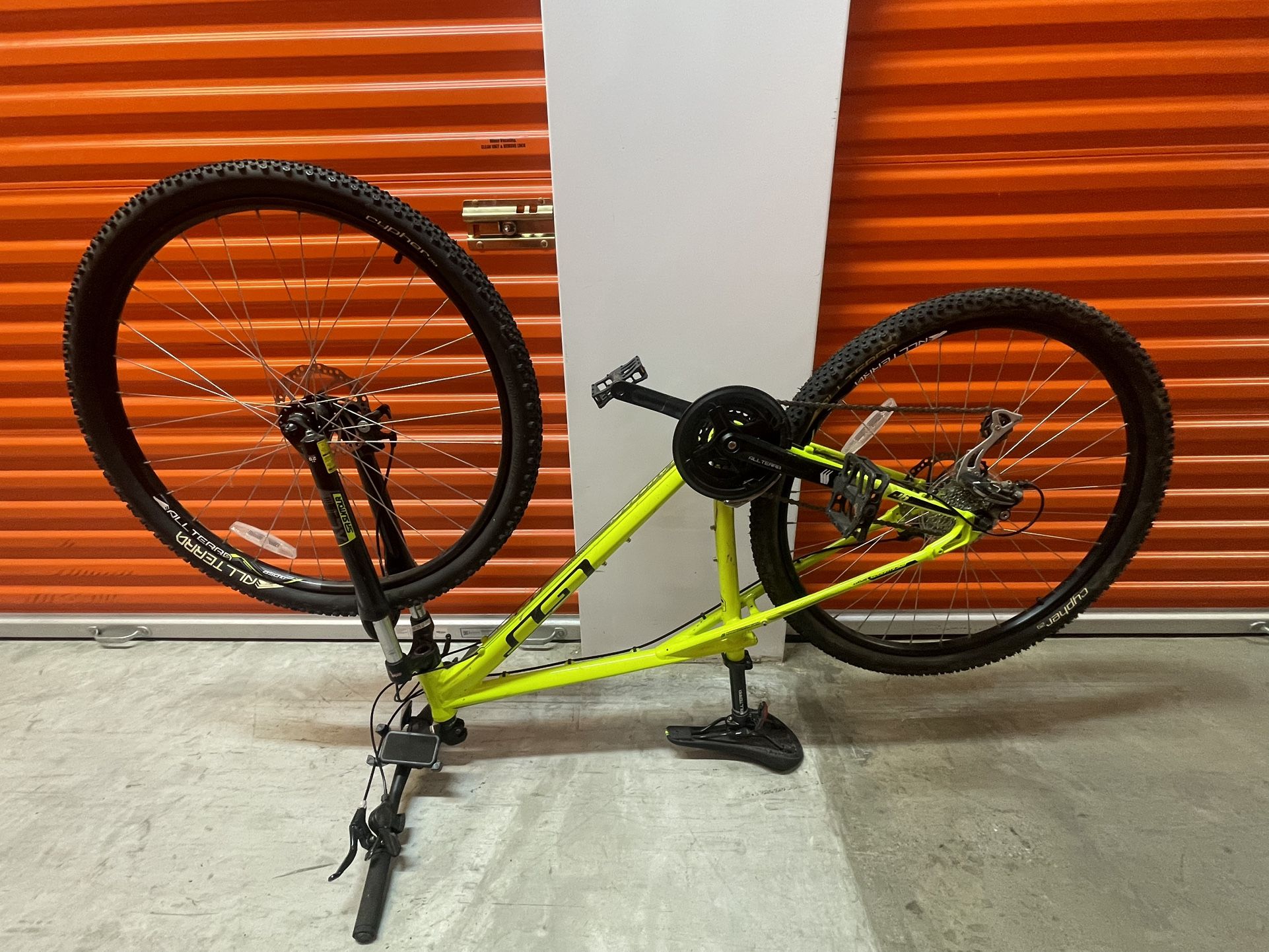 GT Avalanche Sport Mountain Bike