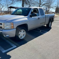 2007 Chevy Silverado LT 4X4 https://offerup.com/redirect/?o=RXh0LkNhYg==