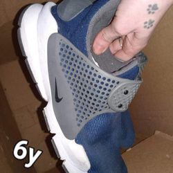 Nike size 6y shoes 