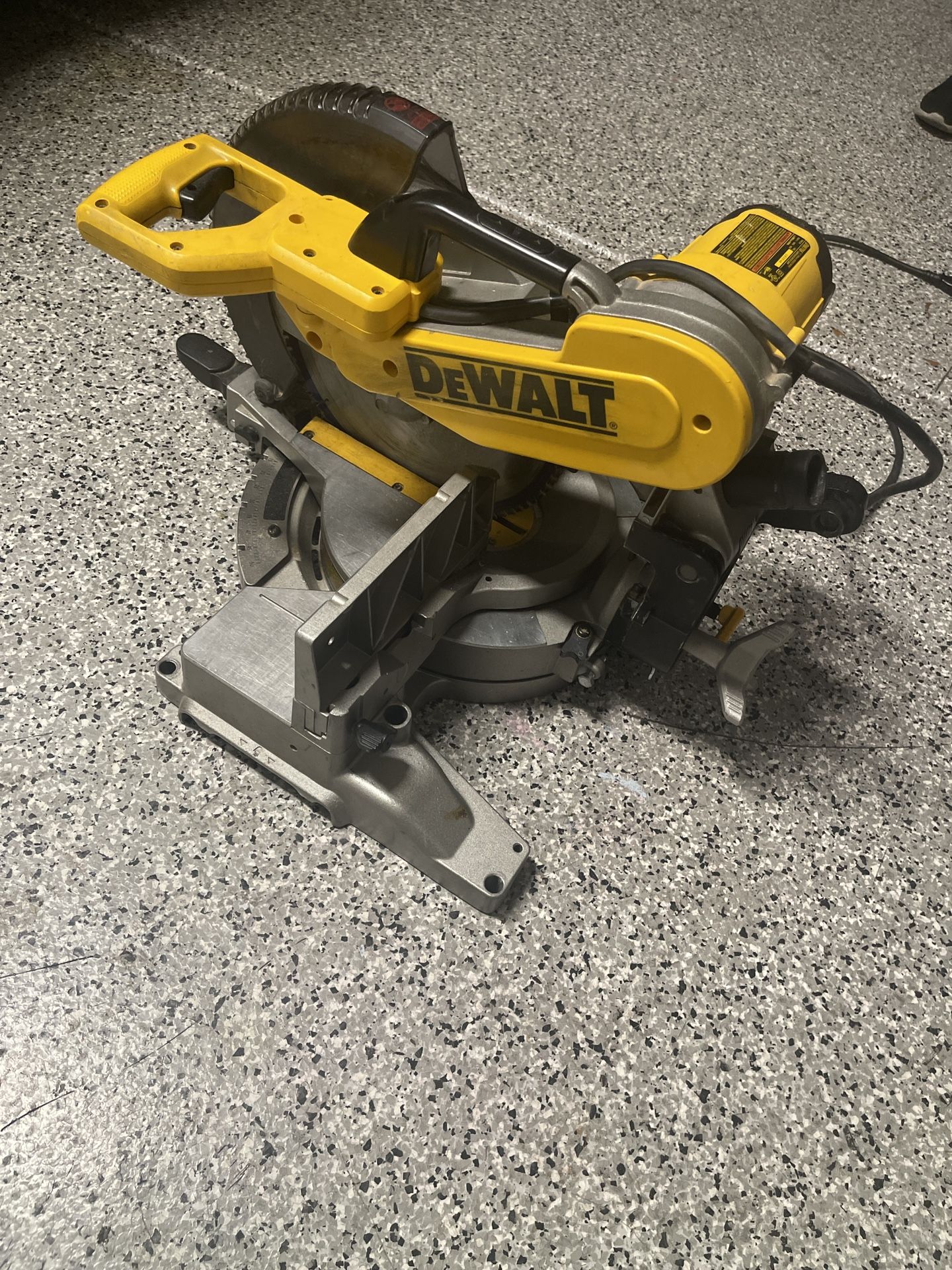 Dewalt DW716 Mitter Saw 12”