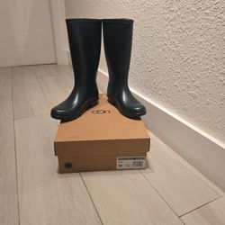 UGG W Shelby Matte Boots.  Color Olive. Size 8 Womens