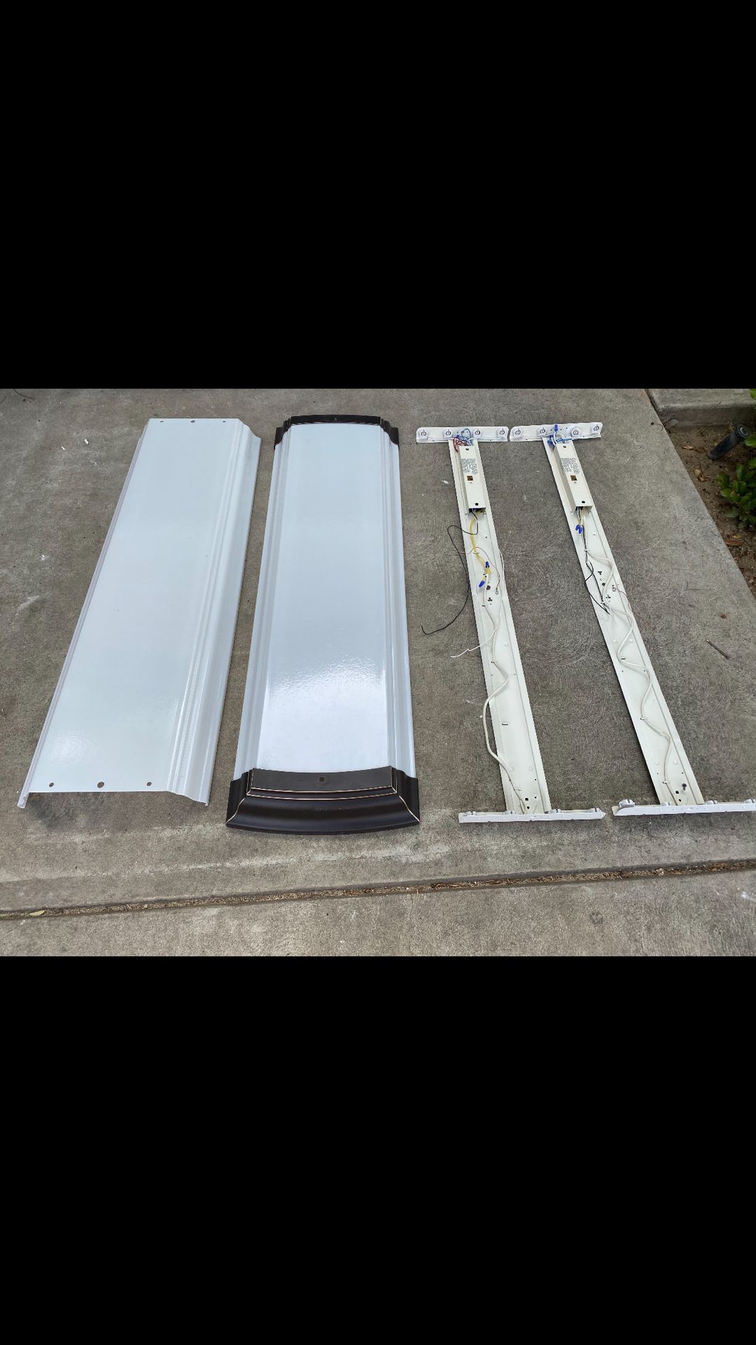Kitchen fluorescent lights. 2 total. 4 ft. Includes 8 brand new bulbs.
