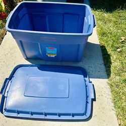 Rubbermaid Roughneck 31 Gallon Strorage Box With Lid Size Length 30", Width 20", Height 17"
