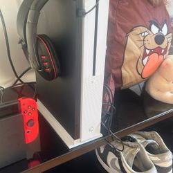 Xbox 1 S And Apple Watch Serie 2