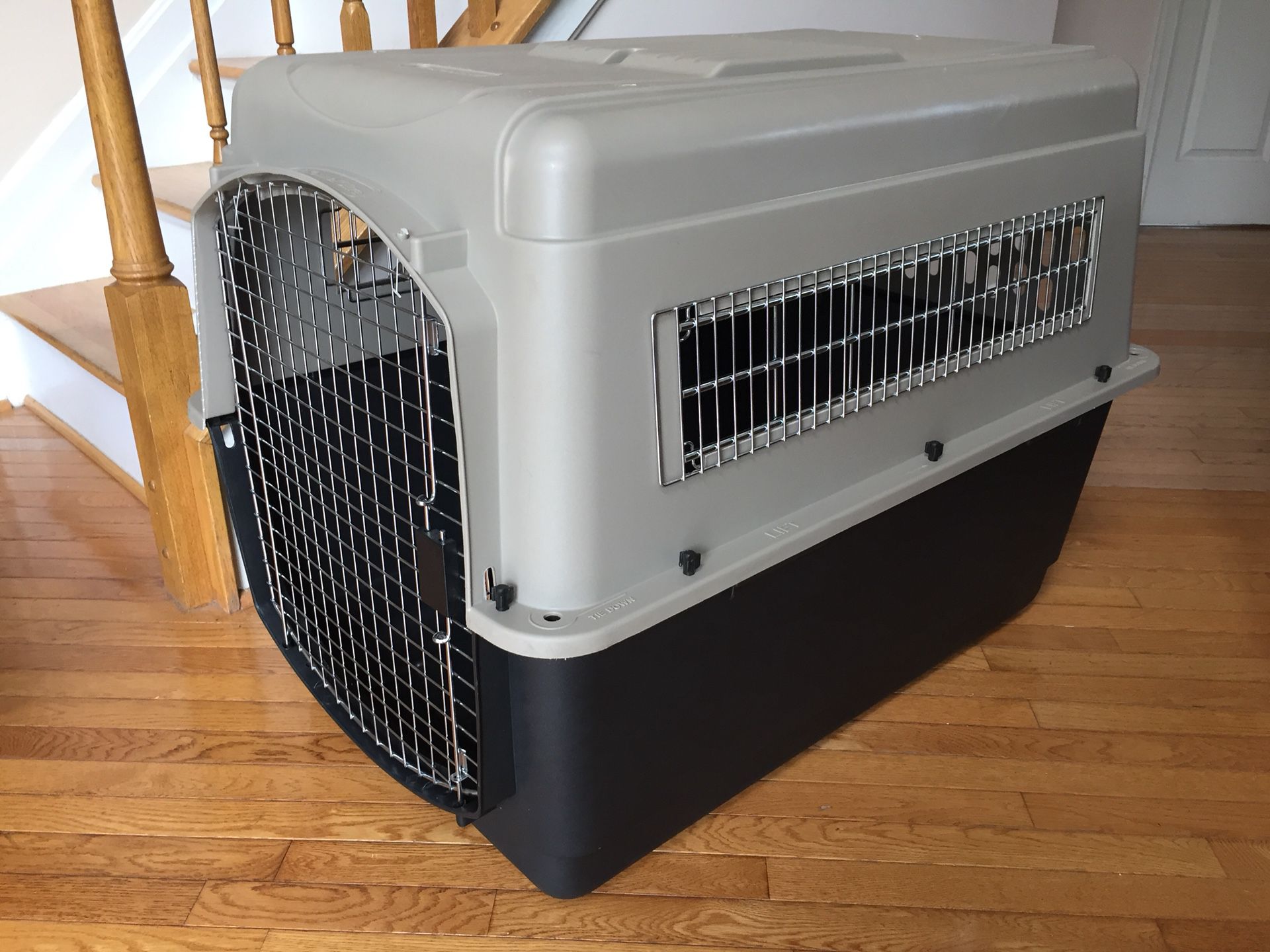 PLASTIC DOG CRATES / CARRIERS / KENNELS