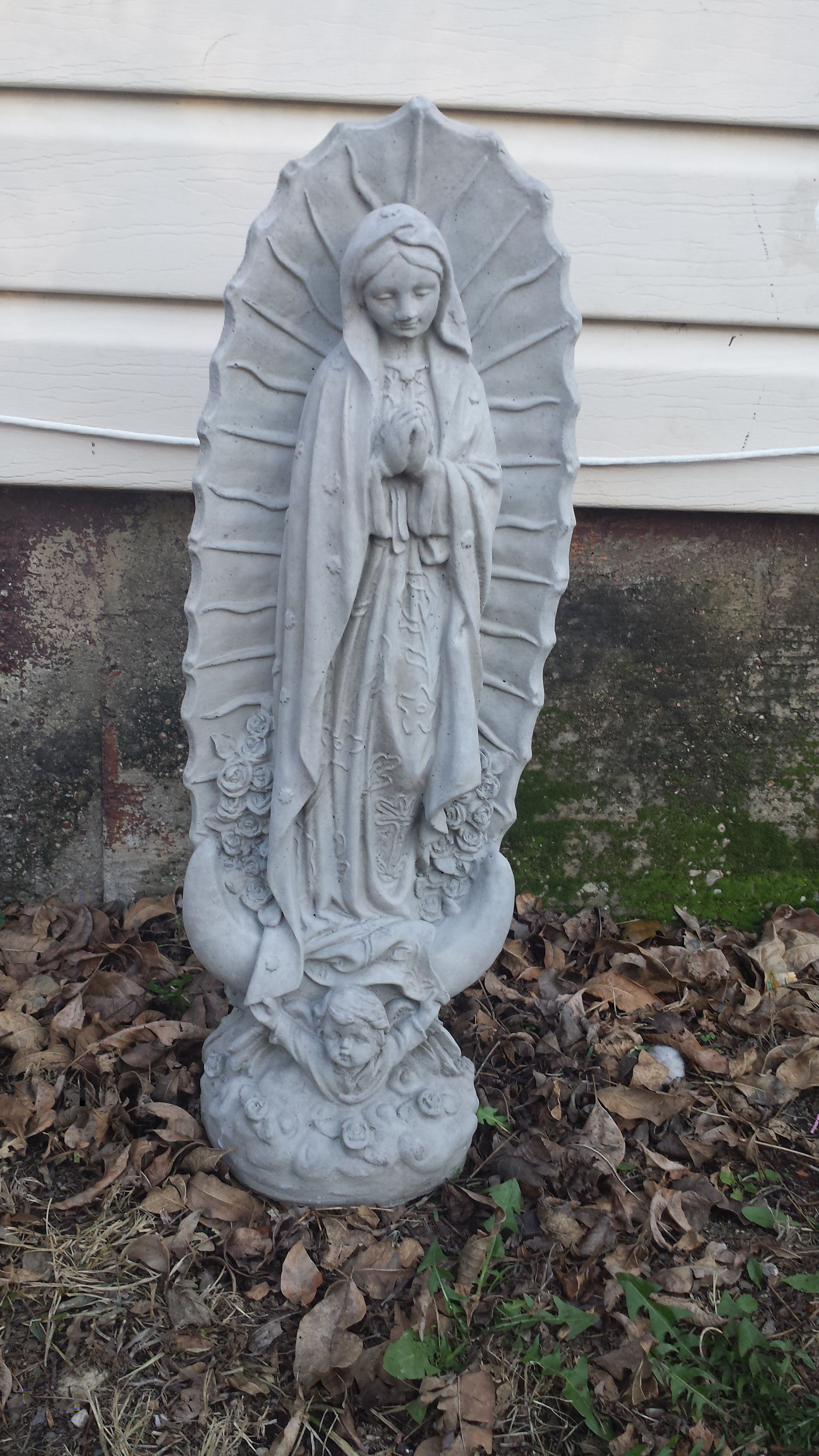 Virgen de Guadalupe de cemento