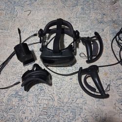 Valve Index With Both Controlers 