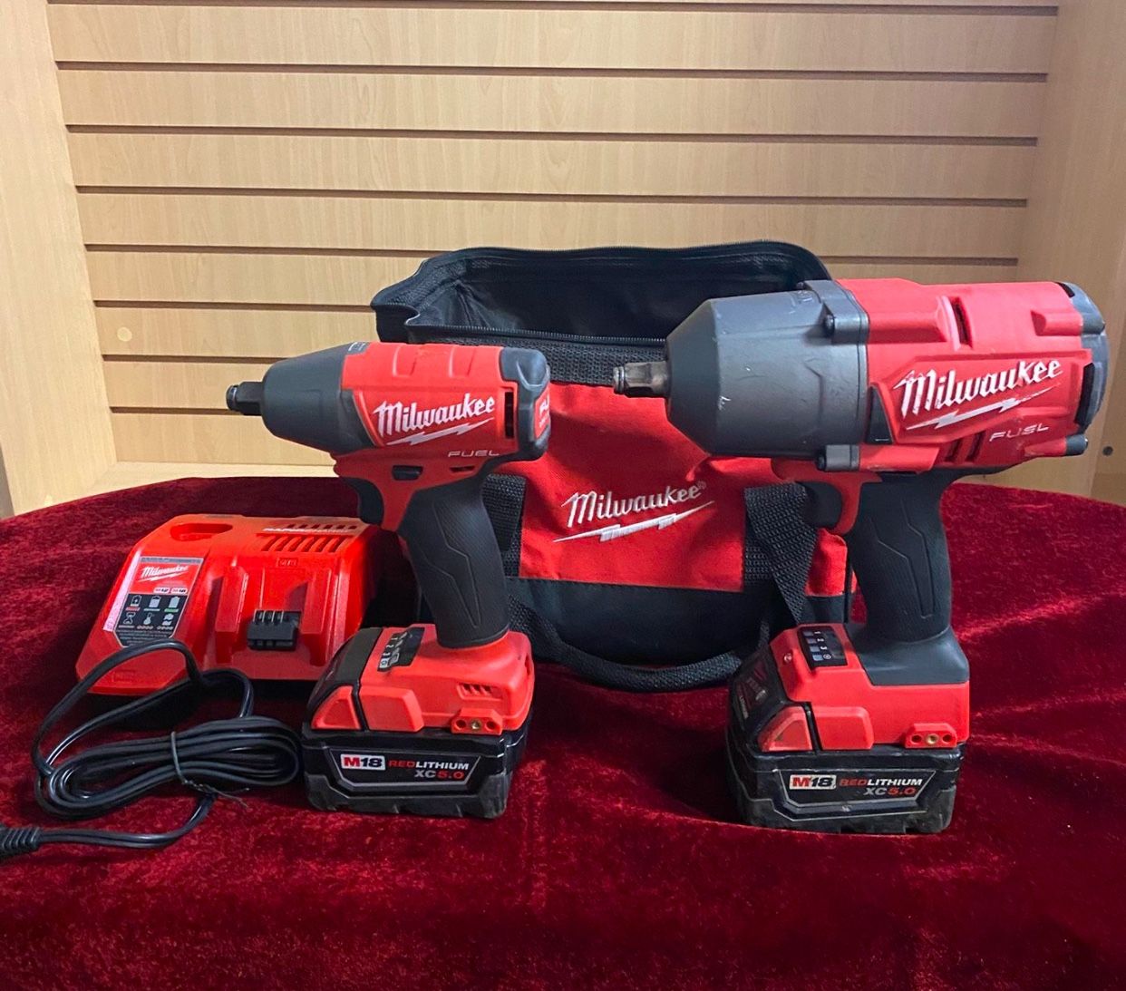 Milwaukee Kit M18 Fuel 18v Lithium lon Brushless cordless High Torque 1/2in. & Mid Torque 1/2” Impact Wrench Combo Kit