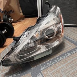 Replacement Driver Side Headlight M, With Bulb, Halogen, Sedan