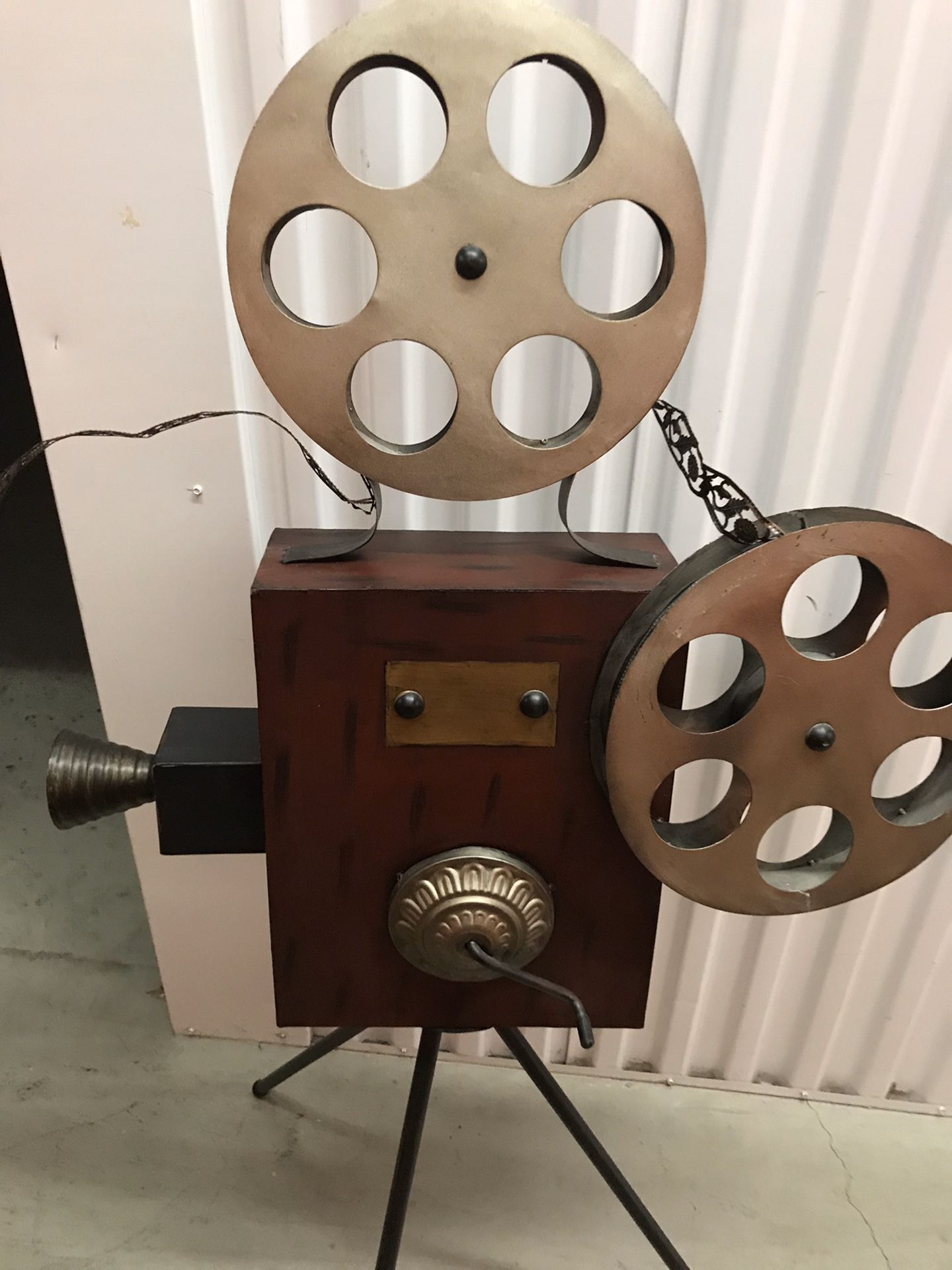 Adorno antiguo simulando cámara y cinta