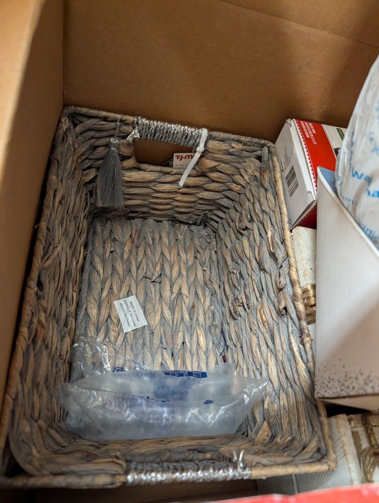 Miscellaneous Christmas Decor And Gifts