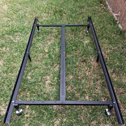 Metal Bed Frame with Headboard (Wood)/Estructura de Metal para Cama con Cabecera (Madera)