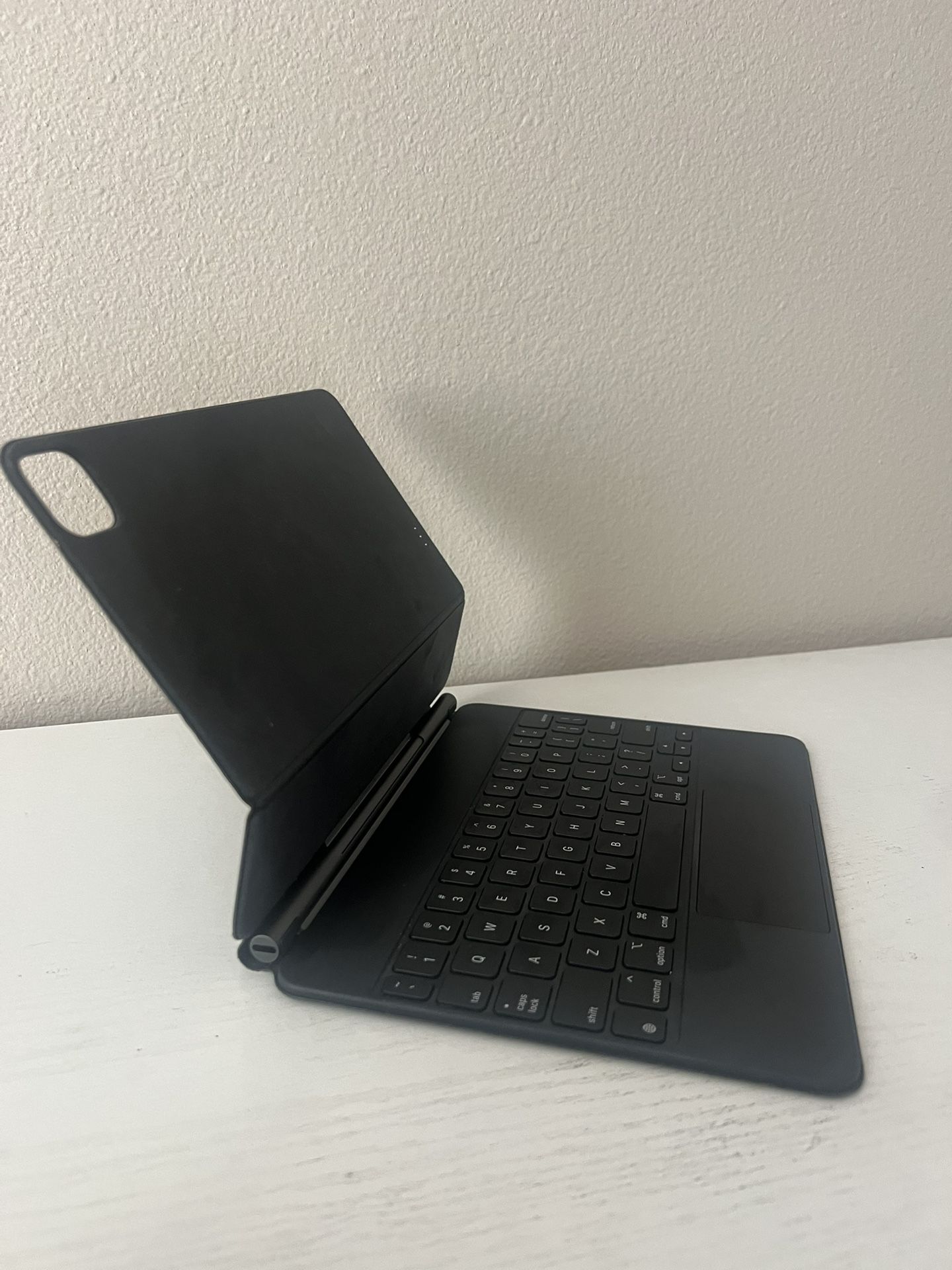 MAGIC KEYBOARD FOR IPAD