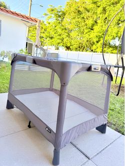 4 Moms Breeze Go playpen