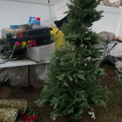 A Full , Green Christmas Tree, Comes With The Base, In Good Conditions (NO SHIPPING)