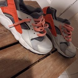 Lava/Platinum NIKE Huaraches, (WM) Size: 7
