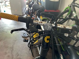 Mountain Bike Handlebar with Brake Levers