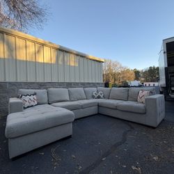 Rooms To Go Sectional ( Delivery Available )