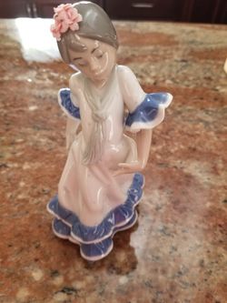 MINT CONDITION IN ORIGINAL BOX
LLADRO "JUANITA" FIGURINE