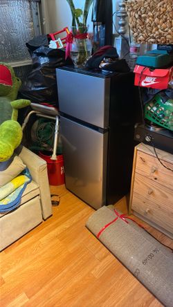 Mini fridge almost new 60$