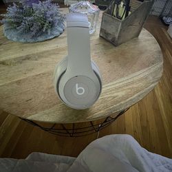 White Beat Pros, Side Cracked But Works Perfectly Fine And Perfect ($350)