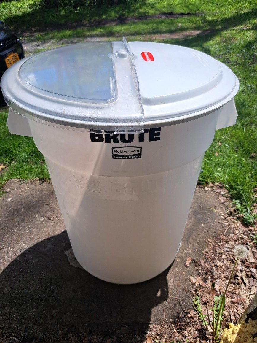 Rubbermaid Brute Bin