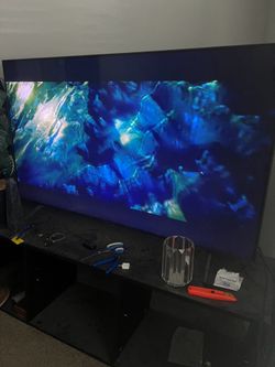 Samsung SmartTV UN55TU7000B w/ Soundbar and Wall Mount