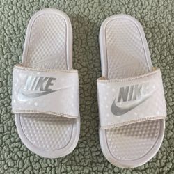Nike Benassi Slide Sandals size 8
