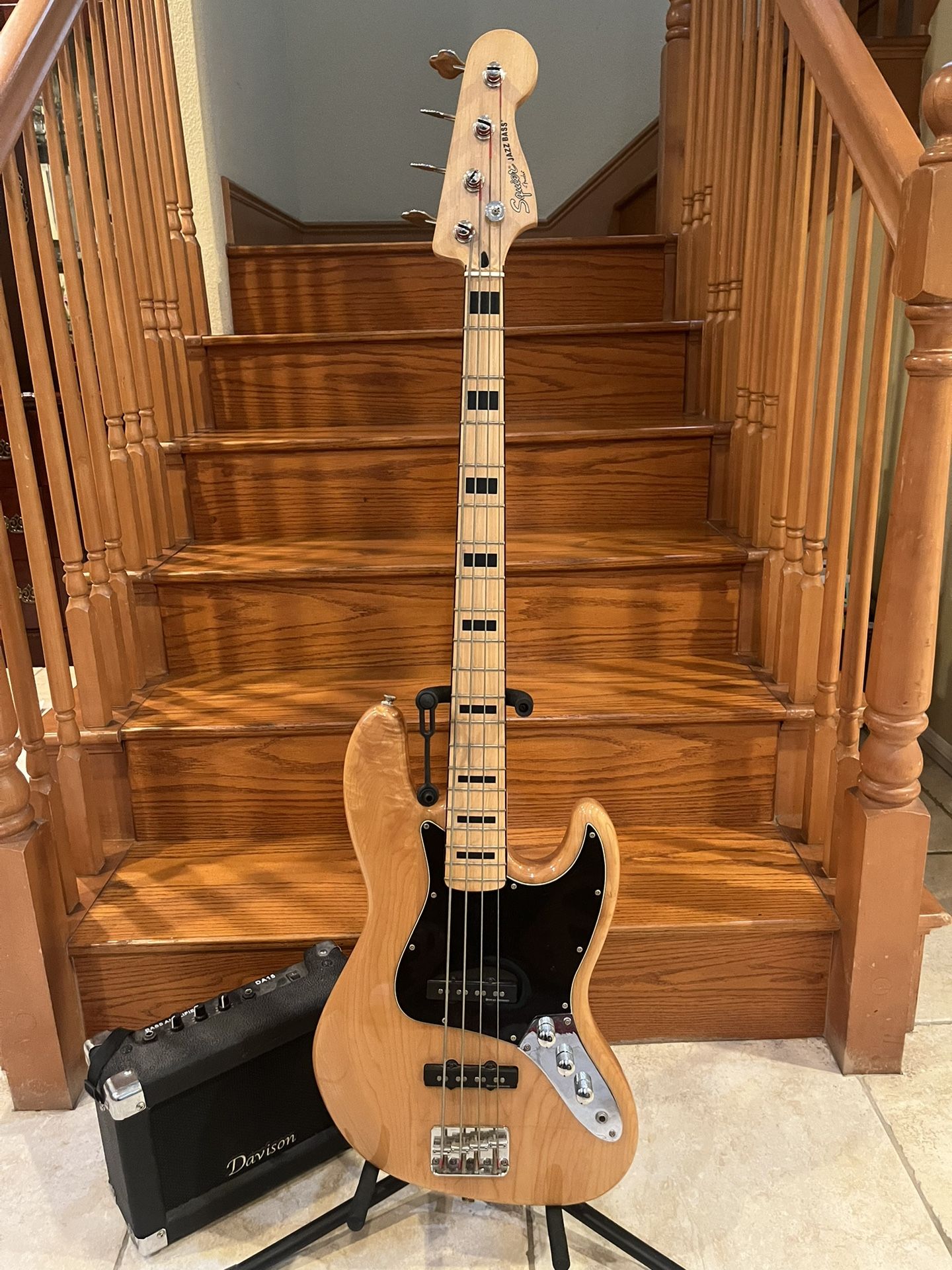 Squier Classic Vibe 70s Jazz Bass (Mint) W/ 15 Watt Bass Amp