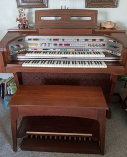 Lowrey RARE top of the line organ 1983 two octave bass
