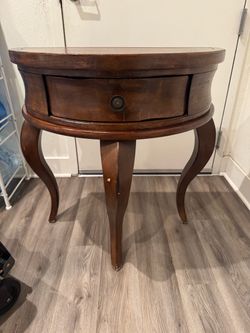 Entryway table. Mesa de entrada.