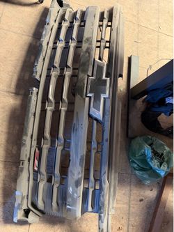 Chevrolet Silverado Z71 front grill piece