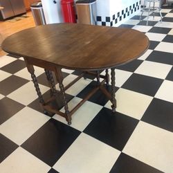 Antique English William &Mary Walnut Oval Drop Leaf Gateleg Table