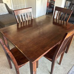 5 PC SOLID WOOD DINING TABLE