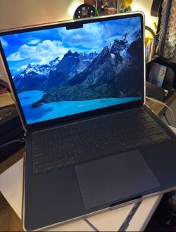 MacBook M3 2024