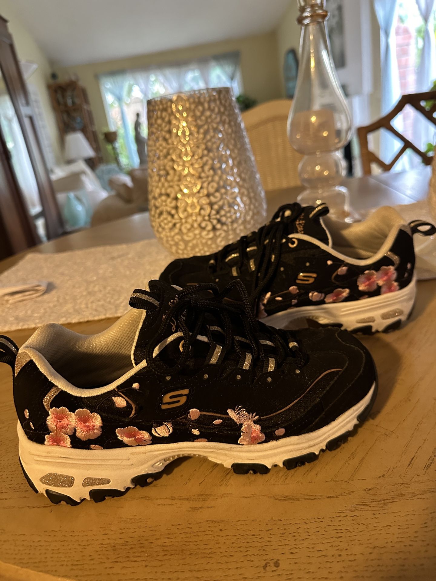Sketchers D’Lites Blooming path Leather &mesh . Memory Foam Embroideries Flowers  Sz 6.5