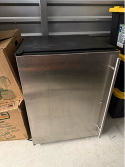 U-Line ADA24RS-13B compact refrigerator. Pick up in Orting   Undercounter mini fridge