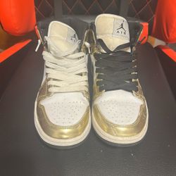 Jordan 1’s High Gold And White Size 8.5