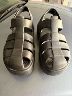 Crocs.  M 6. W 8  They are brand new.
