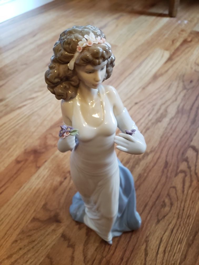 LLADRO Girl Figurine