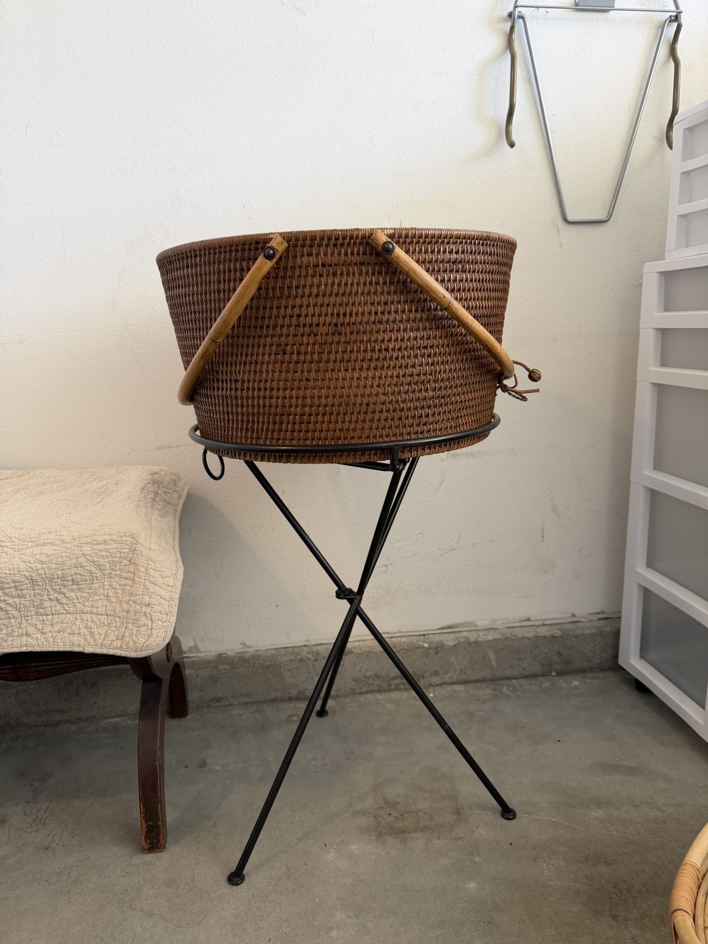 Beverage Tub With Metal Stand