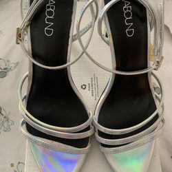 New 6.5 Heels Abound Iridescent $10