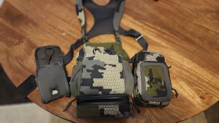 Kuiu bino harness with accessory pouches