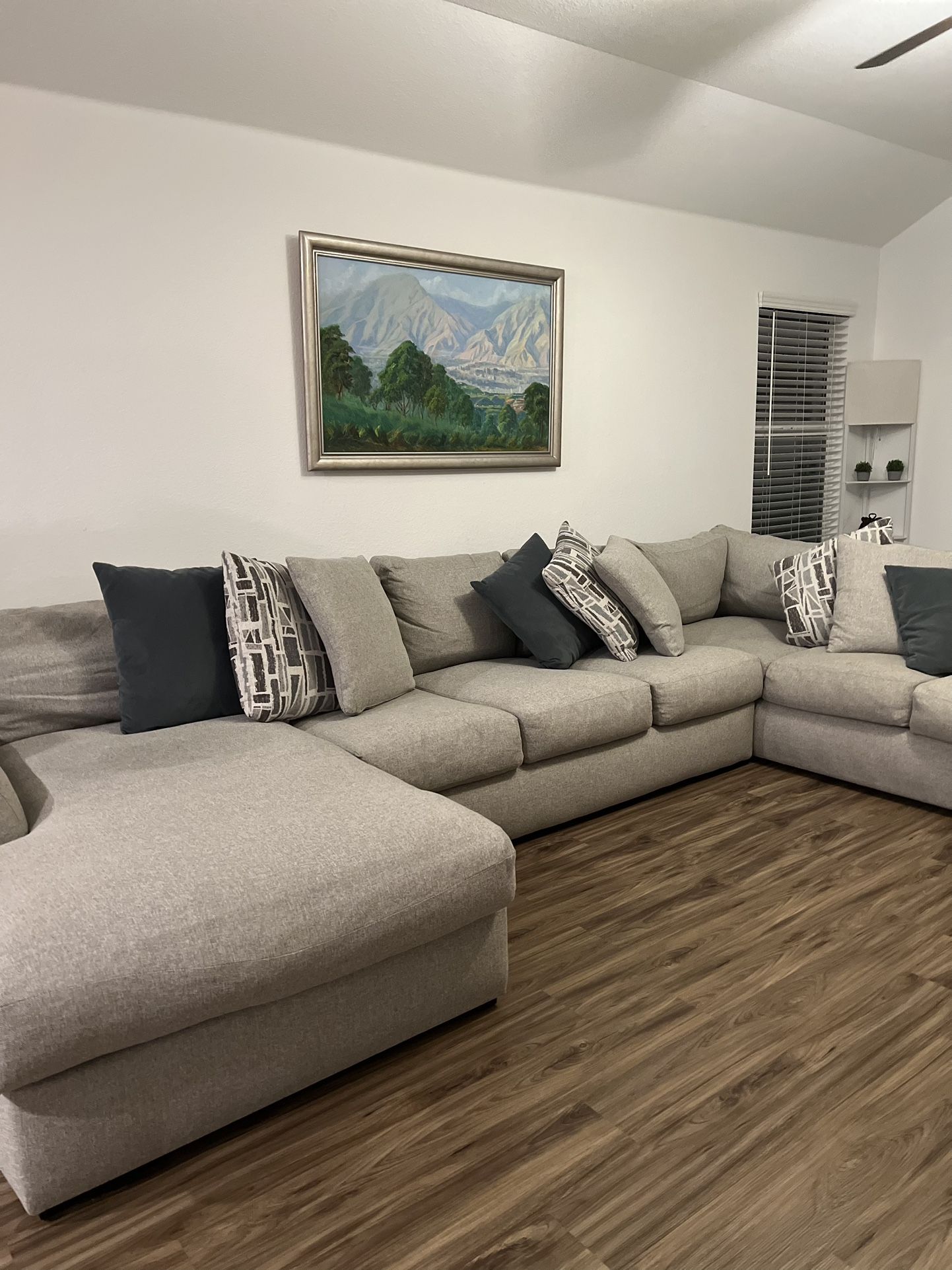 Large Modern Sectional Sofa – Excellent Condition!