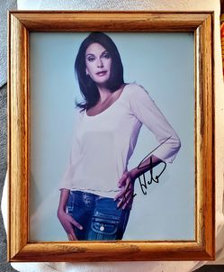 Teri Hatcher Framed and Autographed 8x10 Photo (Desperate Housewives - Susan Mayer) Superman Lois Lane (GDDT)