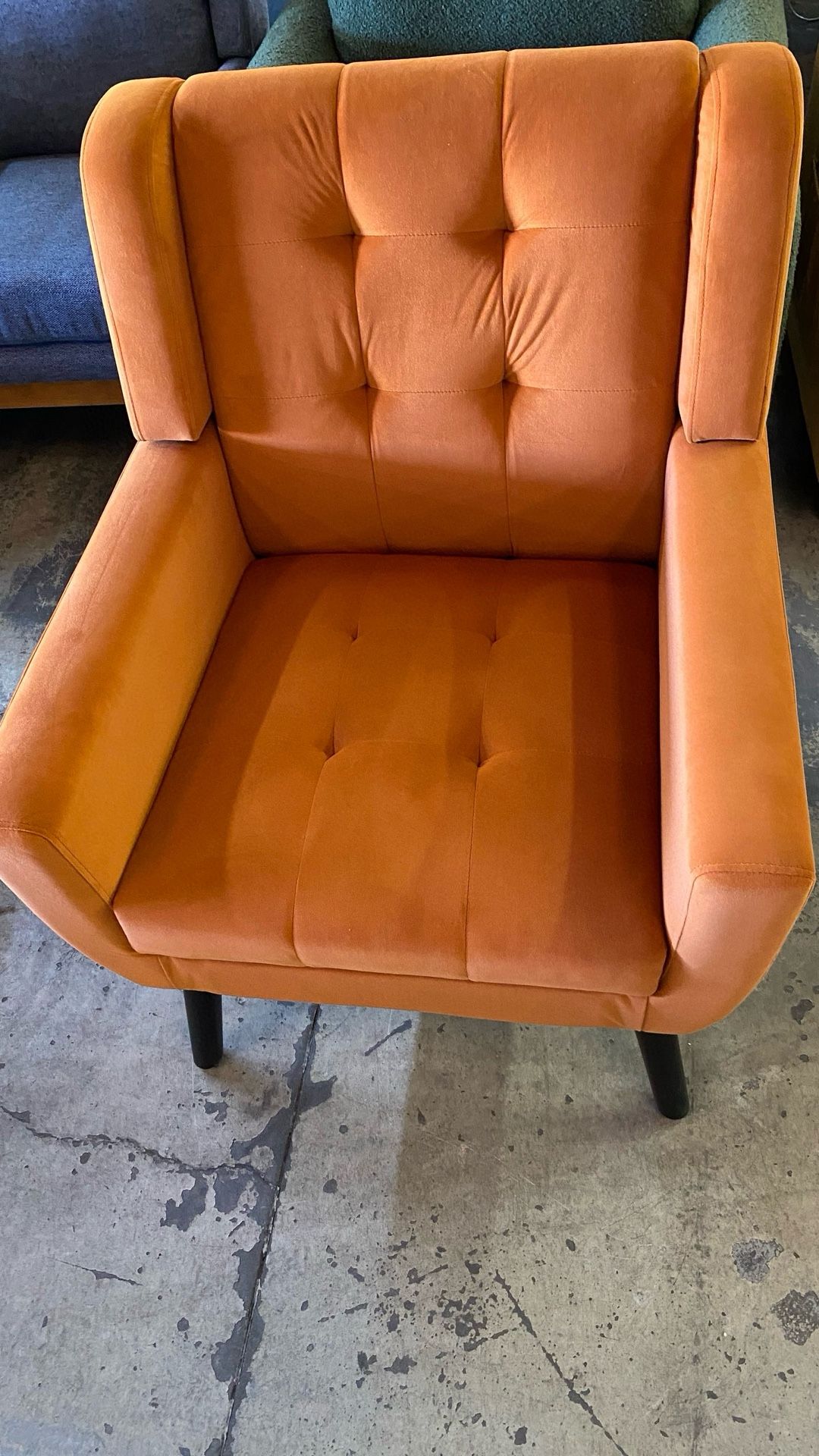 πͺ Midcentury Modern Accent Chair (Orange) β $100 β’ β¨ Upholstered fabric with a tufted back β elegant and comfortable design β’ πͺ΅ Sturdy wooden legs +