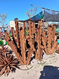 A touch of the wild west🌵✨️ stunning metal cactus and agave!!!