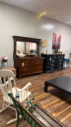 Stunning Dresser w/ Mirror