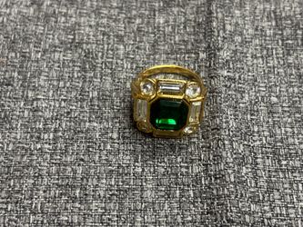 Vintage 1994 Women’s Sz 8 Avon Bold Treasures Gold Toned Faux Emerald Ring