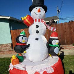 Inflatable Rotating Christmas Snowman ⛄ with Penguins 